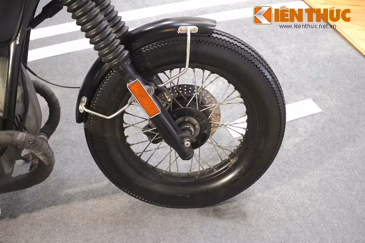 Phuộc ống lồng phía trước của xe vẫn được giữ nguyên bản, tuy nhiên phần dè gắn trên nó đã được cắt gọn bớt, ôm sát chiếc lốp Firestone với vân răng cưa cổ điển, có bản 4.5/18.