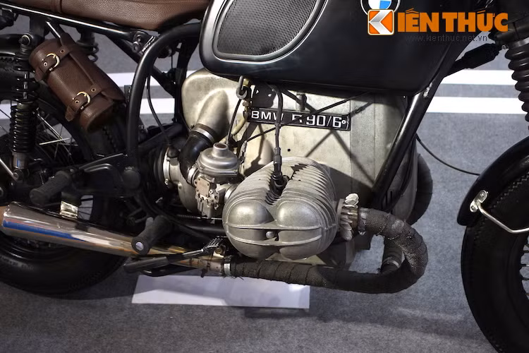 Ở vị trí "trung tâm" trong kết cấu của R90/6 là khối động cơ Boxer SOHC 2 xi-lanh nằm ngang với dung tích thực 898 cc và làm mát bằng gió.