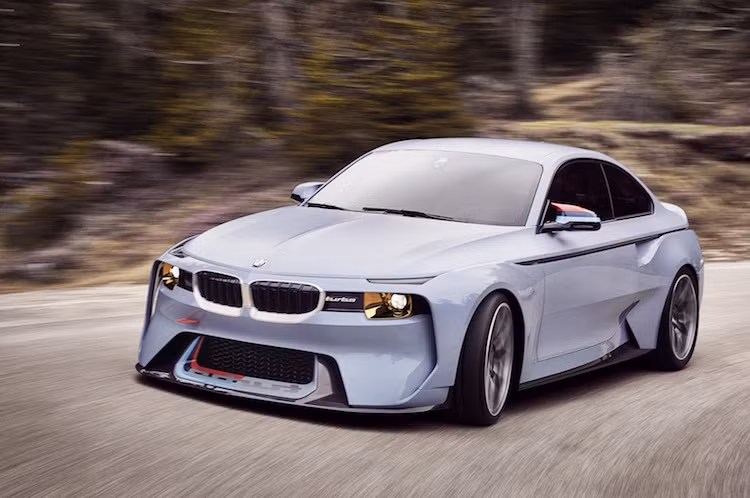 BMW không tiết lộ bất kỳ tấm hình chụp nội thất, cũng như các thông tin về hệ động lực của 2002 Hommage. Tuy nhiên do dựa trên BMW M2 nên nhiều khả năng chiếc xe vẫn sẽ có động cơ 3 lít 6 xi-lanh thẳng hàng tăng áp kép.