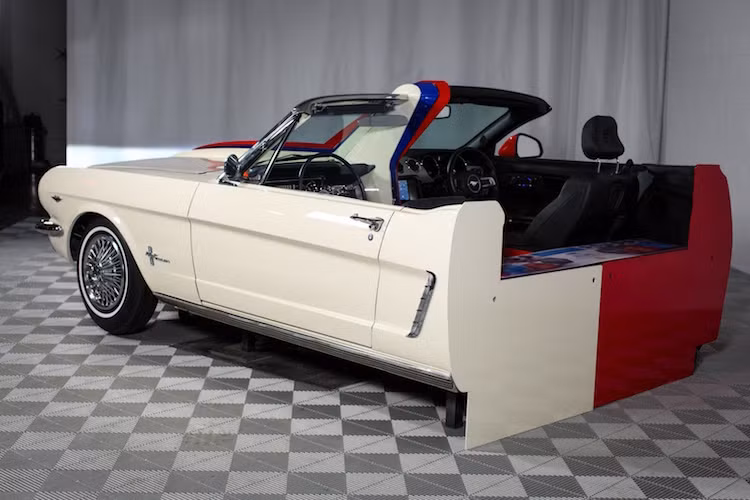Trên thực tế, Ford đã "cưa đôi" chiếc Mustang thế hệ đầu tiên năm 1965 và Mustang thế hệ mới theo chiều dọc, sau đó tiếp tục lấy khoảng 60% chiều ngang mỗi chiếc xe. Về kiểu dáng, có thể thấy rằng dù hoàn toàn khác biệt, nhưng Mustang đời mới vẫn mang nhiều nét thiết kế đặc trưng đã có từ thế hệ đầu tiên.