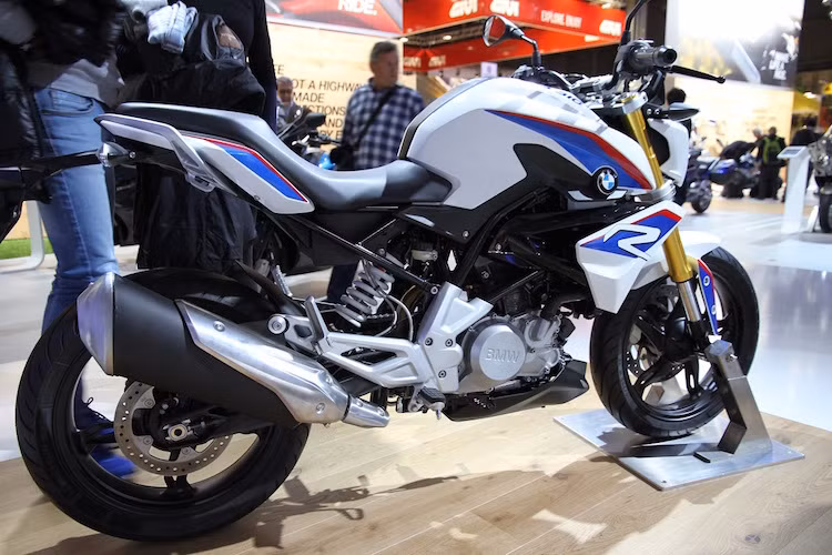 BMW G310R được đánh giá là chiếc môtô vừa có giá thành hợp lý, vừa mang lại trải nghiệm thú vị cho những người trẻ tuổi. Được sản xuất bởi đối tác Ân Độ TVS, BMW G310R hứa hẹn sẽ có giá rất hấp dẫn. Mục tiêu của BMW là bán được 200.000 chiếc xe mỗi năm.