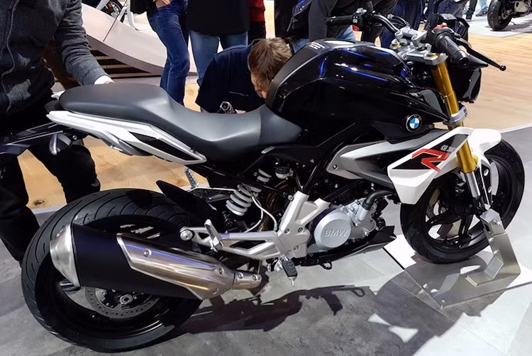 Tại triển lãm BMW World Vietnam vừa diễn ra tại Hà Nội, đại diện Euro Auto đã chính thức khẳng định rằng BMW G310R chắc chắn sẽ được hãng giới thiệu tại Việt Nam trong năm nay. Tuy nhiên, thời điểm ra mắt chính xác của mẫu xe vẫn được giữ bí mật.