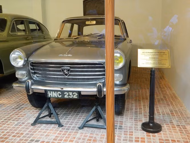 Vào ngày 8/3/1964, một Việt Kiều sống tại Xăngtôvila và Rômia (tên một tỉnh thuộc địa của Pháp) đã biếu Bác 2 chiếc xe; tuy nhiên Bác chỉ sử dụng chiếc Peugeot 404 đã chạy được 16.575 km.