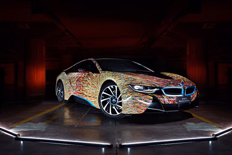 Vốn là một dòng xe đã có thiết kế mang đậm chất tương lai nhưng với phiên bản BMW i8 Futurism Edition, chiếc siêu xe xanh của BMW còn trở nên hiện đại và độc đáo hơn nữa. Để tạo ra phiên bản này nhằm kỷ niệm 50 năm ngày chính thức bước vào thị trường Ý, BMW đã hợp tác cùng xưởng độ Garage Italia Custom.