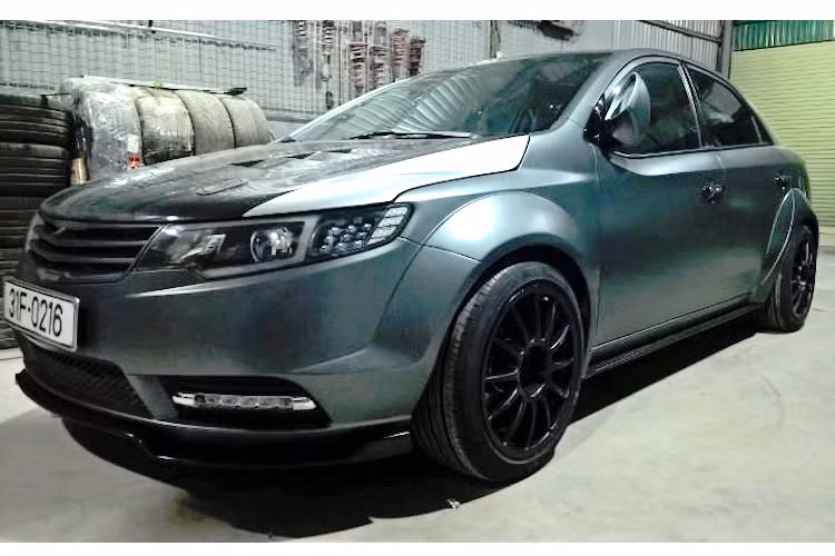 Không chỉ dừng lại ở các món đồ chơi được sản xuất sẵn, một chủ xe ở Kia Forte đã tiến hành độ lại chiếc sedan của mình với những chi tiết "hàng thửa" và màu sơn xám mờ, khiến chiếc xe trở nên cực "ngầu" và thể thao.