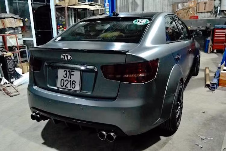 Sau khi độ lại, chiếc Kia Forte đã trở nên thể thao, mạnh mẽ và cá tính hơn rất nhiều so với xe sedan phổ thông dạng nguyên bản.