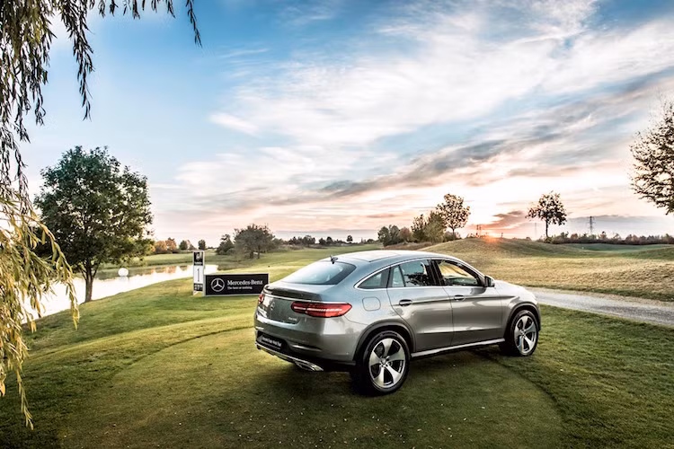 Với một gậy vào lỗ, các golf thủ sẽ có cơ hội lái về nhà 1 trong 5 mẫu xe SUV cao cấp: GLA 250 4MATIC, GLC 250 4MATIC, GLC 300 AMG 4MATIC, GLE 400 4MATIC Coupé và GLS 350 d 4MATIC. Giải HiO thứ 6 là mẫu xe van cao cấp, đa dụng cho cả gia đình – chiếc V 220 d.