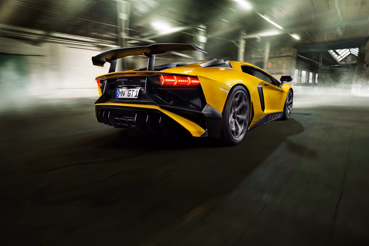 Một điểm đặc biệt không thể không nhắc đến của bản độ Torado Aventador SV đó là bộ mâm hợp kim CNC được hãng Vossen "thửa riêng" cho chiếc xe, với thiết kế 6 cánh đẹp mắt cùng kích thước lên tới 20 inch cho bánh trước và 21 inch cho bánh sau.