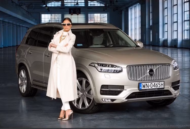 Volvo là một hãng xe nổi tiếng của Thụy Điển, được thành lập vào năm 1927. Kể từ năm 2010, toàn bộ chi nhánh sản xuất ôtô Volvo Cars được mua lại bởi hãng Geely - Trung Quốc từ tay Ford. Volvo XC90 là một mẫu SUV cao cấp đã có mặt từ thời Ford, và thế hệ thứ 2 của chiếc xe mới chỉ được tung ra kể từ năm 2014.