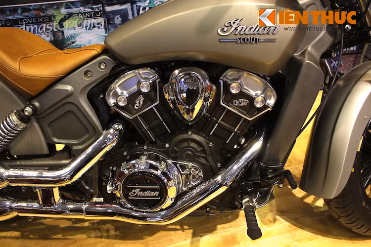 Bên dưới bình xăng là khối động cơ V-Twin SOHC làm mát bằng dung dịch được thiết kế rất đẹp mắt với các chi tiết mạ hoặc đánh bóng kim loại, có dung tích 1130 cc, công suất tối đa 100 mã lực và mô-men xoắn cực đại 97,8 Nm.