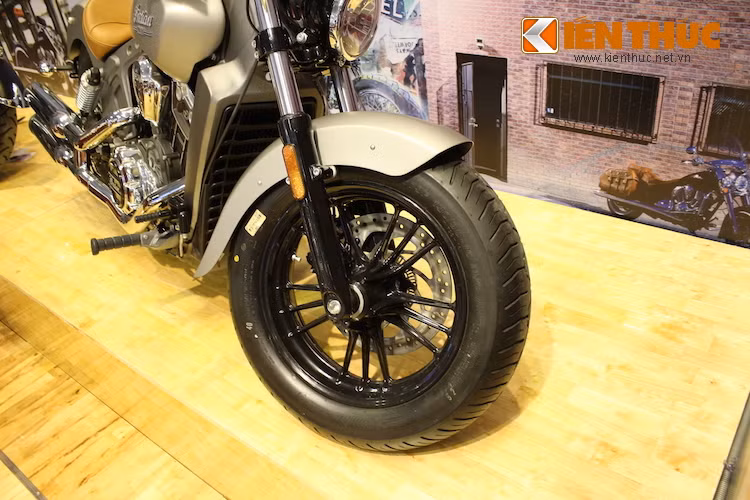 Xe được trang bị cặp mâm đúc 16 inch với thiết kế 15 nan, chia thành cụm 5 nan hình đinh ba và được sơn đen khá "ngầu. Lốp trước có bản khá lớn, lên tới 130/90/16.