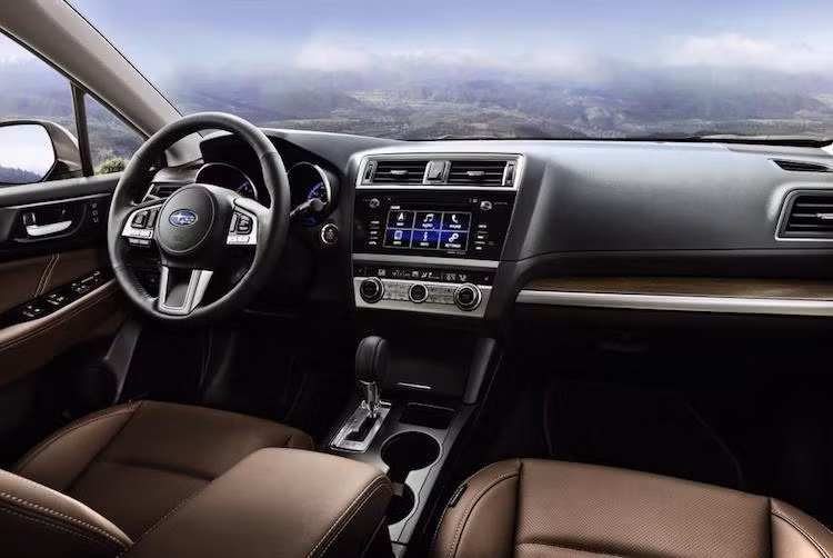 Ngoài hệ thống thông tin giải trí giống như Outback Touring, Legacy Sport 2017 còn được bổ sung tính năng nhắn tin bằng giọng nói Bluetooth, 2 cổng USB, nội thất bọc da 2 màu đen/xám. Thay vì ốp gỗ, phiên bản Sport của Legacy có ốp vân giả carbon trong nội thất.