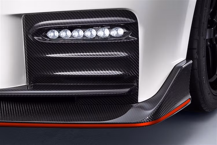 So với những phiên bản thường, cản trước của siêu xe thể thao GT-R còn được gia cường thêm bằng sợi carbon, đồng thời tích hợp thêm các cánh khuếch tán không khí.