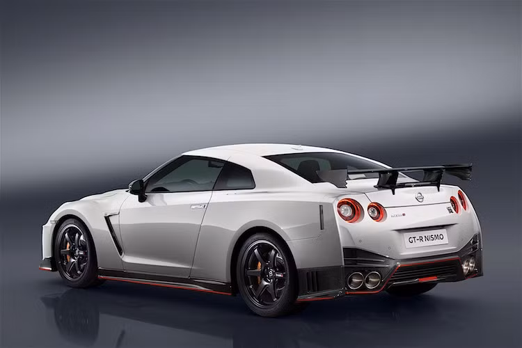 Ở phía sau, GT-R Nismo cũng có cản sau khí động học cùng một cánh đuôi bằng sợi carbon "khổng lồ" được gắn trực tiếp vào nắp khoang hành lý.