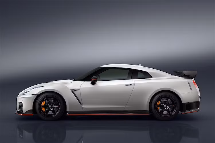Tuy nhiên ở phía hai bên thân xe, Nissan đã gần như hoàn toàn không thay đổi bất cứ chi tiết nào, ngoại trừ bộ mâm mới. Ở bên dưới thân xe, GT-R Nismo cũng có các thanh ốp carbon viền chỉ đỏ đẹp mắt.