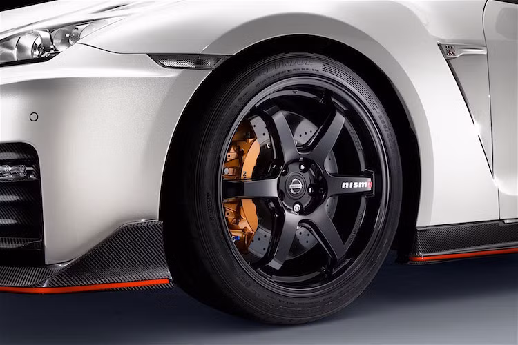 Phiên bản GT-R Nismo sở hữu bộ mâm 6 cánh siêu nhẹ từ hãng RAYS của Nhật, đồng thời còn được nâng cấp hệ thống giảm xóc và phanh. Để có thể cân chỉnh và nâng cấp các hệ thống này, các kỹ sư của Nissan đã phải tới thử nghiệm chiếc xe ở trường đua Nurburgring. huyền thoại ở Đức.