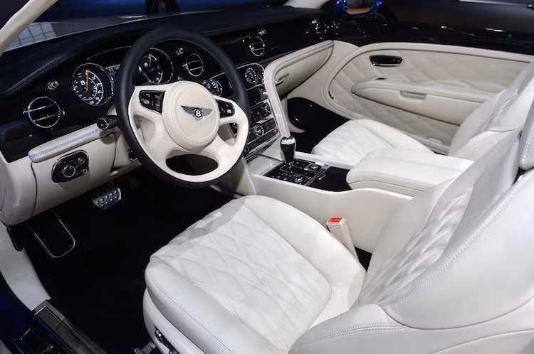 Ở phía trước, nội thất của chiếc xe cũng sẽ tương tự các phiên bản Mulsanne sedan cao cấp, sử dụng những vật liệu xa hoa và đắt tiền nhất, cùng với những công nghệ hiện đại.