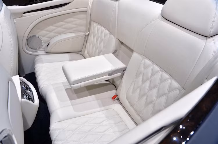 Tuy nhiên do là một mẫu "xe chơi" cho các đại gia nên hàng ghế sau của Mulsanne Convertble sẽ chật chội hơn nhiều so với Mulsanne thường, đồng thời không được trang bị các tiện nghi như phiên bản sedan.