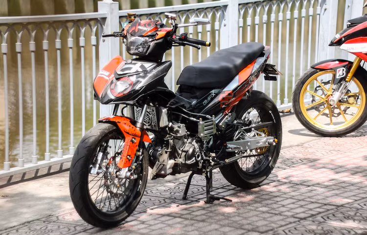 Với cặp mâm cùng dàn tem đấu độc đáo và những đồ chơi "hàng tuyển", chiếc Exciter 150 độ này được xem như một "luồng gió mới" sau hàng loạt các phiên bản chế "mông to" gần đây.