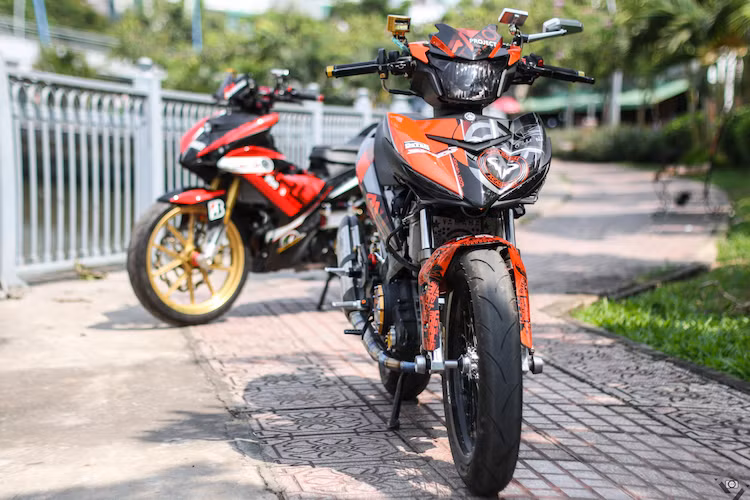 Hiện nay, "trào lưu" Exciter bánh "bự" như môtô phân khối lớn đang rất thịnh hành. Tuy nhiên không đi theo phong cách này, một người chơi Yamaha Exciter 150 tại Việt Nam đã chọn cho mình một "con đường" khác bằng việc độ bánh căm cùng tem đấu và nhiều "đồ chơi" khác cho Exciter.
