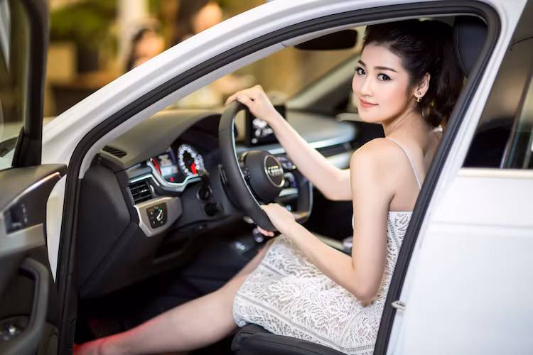 Tuy nhiên bù lại, nội thất của xe đã có thiết kế hoàn toàn mới, hiện đại và sang trọng hơn, đi kèm với các tiện nghi như màn hình trên bảng đồng hồ 12,3 inch, hệ thống thông tin giải trí thế hệ mới,...