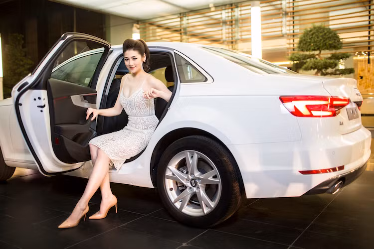 Lý giải cho điều này, ông Marc Lichte -Thiết kế trưởng mới của Audi cho biết kiểu dáng của A4 thế hệ mới đã được "chốt" từ trước khi ông tới hãng, chính vì vậy nó không có những đường nét ấn tượng như mẫu concept Prologue như mọi người đã mong đợi.