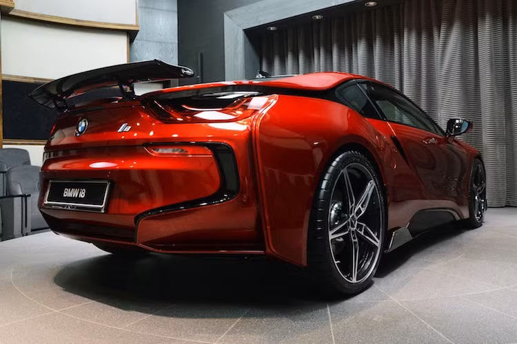 Cánh gió tĩnh phía sau được AC Schnitzer trang bị thêm không chỉ tăng khả năng bám đường mà còn mang đến một ngoại hình thể thao hơn. Để khiến chiếc xe có trọng tâm thấp hơn, AC Schnitzer đã hạ thấp BMW i8 xuống 25mm chiều cao ở phía trước và 20mm ở phía sau.