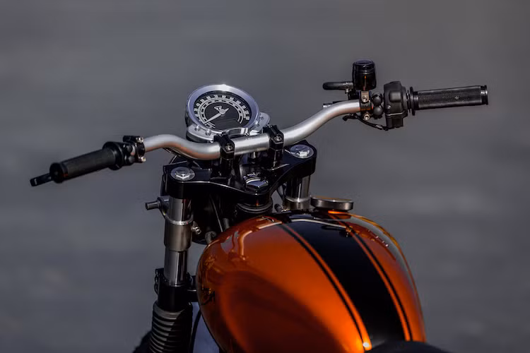 Để tạo tư thế ngồi thoải mái hơn, đúng theo chất scrambler, Donw &amp; Out đã thay ghi-đông nguyên bản của Street Twin bằng tay lái nhôm LSL kèm gù nâng cao. Tuy nhiên, bảng đồng hồ nguyên bản của Street Twin vẫn được giữ nguyên.