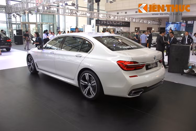 Hiện tại ở Việt Nam, BMW 740Li M-Sport chưa được công bố giá chính thức. Tuy nhiên xét tới việc một chiếc 740Li bản thường ở Việt Nam đã có giá tới 4,868 tỷ và gói trang bị M-Sport Package trị giá ít nhất phải 5000 USD ở thị trường Mỹ (tương đương 111 triệu đồng), tổng giá trị của 740Li M-Sport ở Việt Nam phải lên tới khoảng 5 tỷ đồng.