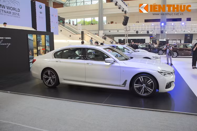 Ở hai bên thân xe, 740Li không khác biệt nhiều so với các phiên bản 7 Series G12 khác, ngoại trừ một logo chữ M rất nhỏ nằm trên dè trước.