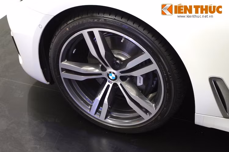 Tuy nhiên, bất kỳ ai cũng có thể dễ dàng nhận ra chiếc xe bởi bộ mâm 5 cánh kép bản lớn tới 20 inch - chi tiết đặc trưng của những mẫu BMW hiệu năng cao đã "qua tay" bộ phận M.