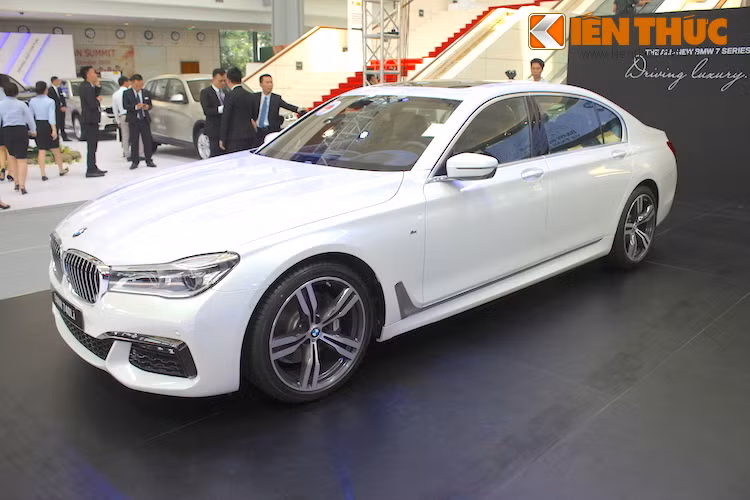 Dựa trên cơ sở của chiếc 740Li thế hệ mới nhất G12, 740Li M-Sport vẫn giữ lại thiết kế mới khá "đạo mạo" của dòng 7 Series, nhưng thể thao và nổi bật hơn với gói bodykit M-Sport.