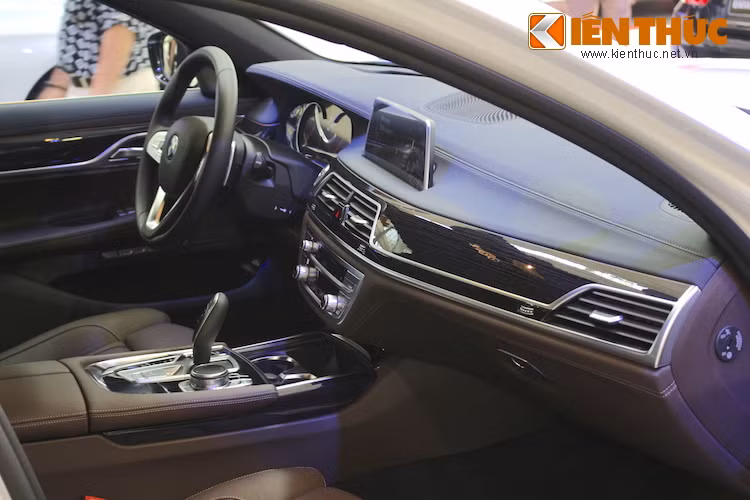Tuy nhiên so với các dòng xe khác của BMW cũng có gói trang bị M-Sport, 740Li M-Sport có ít thay đổi hơn bên trong nội thất.
