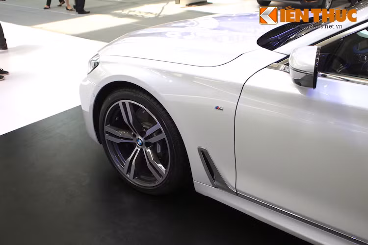 740Li M-Sport có khả năng tăng tốc từ 0-100 km/h trong 5,6 giây, trước khi đạt ngưỡng giới hạn điện tử quen thuộc trên các mẫu xe sang của Đức là 250 km/h.