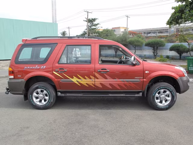 Xe sở hữu ngoại thất vuông vức như những chiếc xe từ thập niên 80 trong khi có phần đầu "nhái" chiếc Toyota Prado thời thượng lúc đó. Doanh số 55 chiếc bán được trong năm 2015 vẫn có thể coi là một thành công lớn của chiếc xe lạc hậu này.