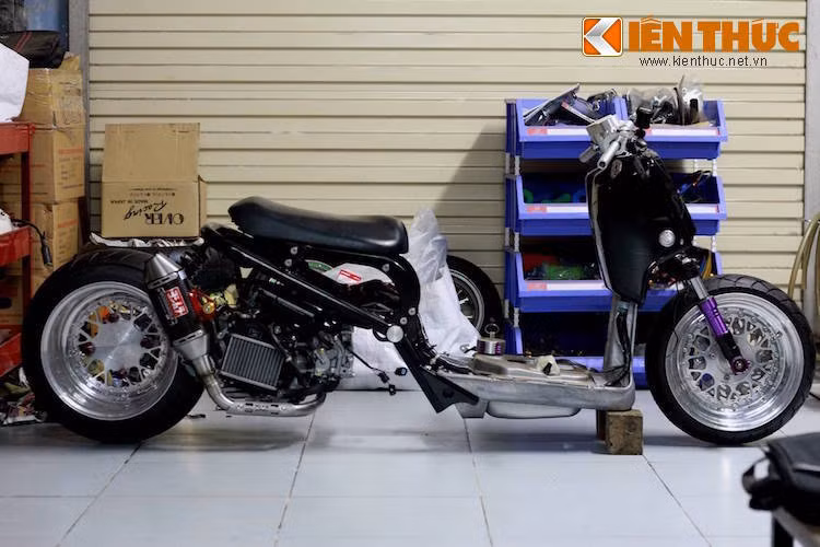 Vốn đã là một dòng xe ga cá tính, xe tay ga Honda Zoomer (hay Honda Ruckus ở Mỹ còn thường được các dân chơi Hoa Kỳ độ lại với chiều dài cơ sở gia tăng và bánh phía sau có bề rộng cực lớn. Rất nhanh chóng, phong cách này đã được một số người chơi xe ở Hà Nội và Sài Gòn nắm bắt và tự tạo ra những chiếc xe tương tự ở Việt Nam.