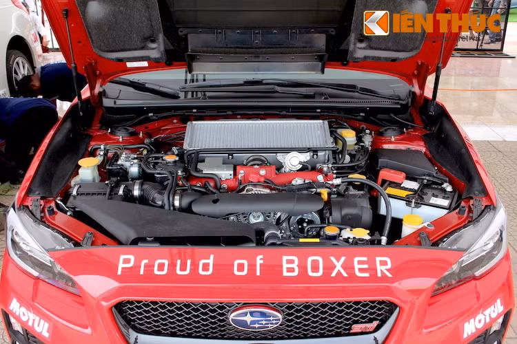 Nằm dưới nắp ca-pô của WRX STI thế hệ hiện tại vẫn là khối động cơ Boxer 4 xi-lanh 2.5l nằm ngang đã trở thành đặc trưng của Subaru, được trang bị thêm tăng áp để đạt công suất tối đa 305 mã lực và mô-men xoắn cực đại 393 Nm. Có tên mã là EJ257, khối động cơ này cũng đã từng được trang bị cho WRX STI đời trước.