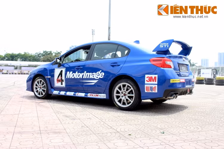 Tất cả các thế hệ WRX STI từ trước tới nay đều dựa trên cơ sở phiên bản Impreza Sedan, ngoại trừ thế hệ thứ 3 với tên mã GR còn có thêm phiên bản hatchback 5 cửa. Tuy nhiên dù ở phiên bản nào, WRX STI vẫn là một mẫu xe thể thao với độ tiện dụng cao như những chiếc xe gia đình Impreza bình thường.