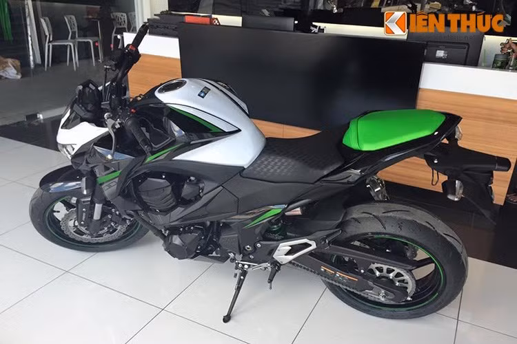 Giống như Z1000, Z800 cũng có thêm tùy chọn màu trắng mới, kèm theo khối động cơ 4 xy-lanh dung tích 806cc với hộp số 6 cấp mới giúp thời gian sang số ngắn hơn, khả năng tăng tốc sẽ được cải thiện.