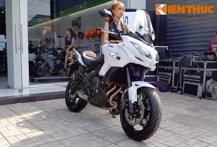 Dù vừa mới chỉ được ra mắt thị trường vào tháng 12 năm ngoái, nhưng chiếc "xế phượt" Versys 650 cũng là một trong những mẫu xe nằm trong đợt giảm giá của Kawasaki Max Moto.