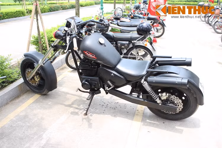 Mặc dù dựa trên cơ sở của chiếc Minsk "khù khờ" đã khá quen thuộc nhưng ngay cả khi "soi kỹ" toàn bộ chiếc chopper này, ngay cả những người chơi xe có kinh nghiệm cũng chỉ nhận ra nó là Minsk dựa vào cặp nắp che hai bên thân và bưởng máy đặc trưng.