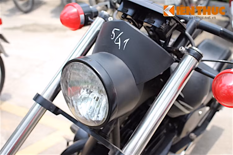 Bắt đầu từ phía trước, chiếc Minsk được trang bị bộ đèn pha và xi-nhan cổ điển, nằm giữa chi tiết quan trọng nhất để biến nó thành kiểu dáng chopper: cặp phuộc trước siêu dài, lên tới cả mét.