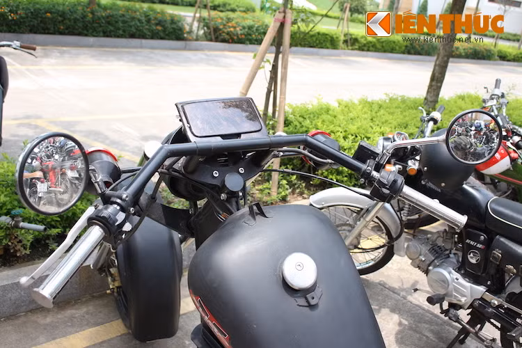 Tay lái của chiếc xe đã được chủ nhân hàn từ thép ống và giật về phía sau. Trong khi đó, chiếc hộp có nắp gắn trên tay lái chính là khay để cốc trên một mẫu ôtô nào đó. Hiện chưa rõ với 2 lỗ tròn để trống bên trong, liệu trong tương lai chủ xe có định lắp các đồng hồ chỉ báo hay không?!
