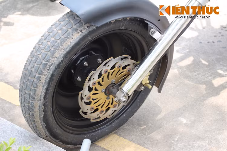 Bánh trước của xe cũng được chủ nhân "chơi trội" với mâm thép kèm lốp từ xe ôtô. Để lắp được bánh vào trục trước, kèm theo hệ thống phanh đĩa, moay-ơ cũng phải được "thửa riêng.