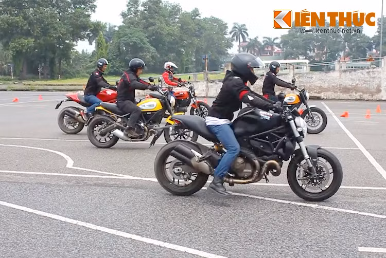 Điểm quan trọng của bài tập này đó là người điều khiển phải kết hợp nhuần nhuyễn giữa ga và côn, cùng với phản xạ của thân mình để giữ thăng bằng cho chiếc xe.