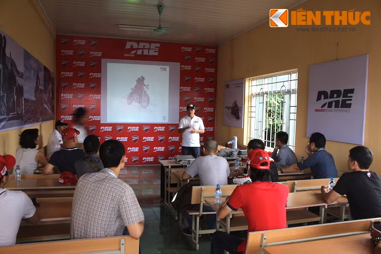 Trước khi ra sân tập, các học viên sẽ được huấn luyện viên Ducati hướng dẫn và lưu ý kỹ càng các quy định cơ bản để đảm bảo sự an toàn khi tập cho bản thân và những người khác.