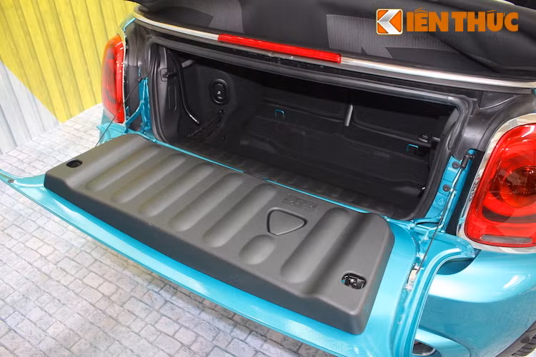 Theo MINI, Convertible mới có thể tích khoang hành lý rộng hơn tới 25 % so với thế hệ trước, đạt 215 lít khi mở mui và 160 lít khi đóng mui.