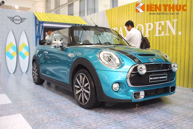 Dựa trên thế hệ MINI Hatch thứ 3, MINI Convertible mới có kiểu dáng tương tự với lưới tản nhiệt cùng đèn pha lớn hơn. Mặc dù vậy, vẫn rất khó để phân biệt Convertible mới với thế hệ cũ.
