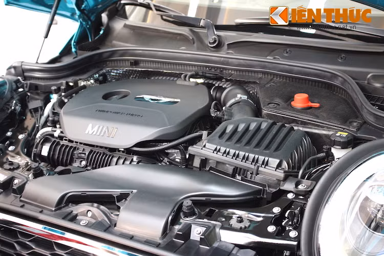 MINI Convertible tại Việt Nam sẽ được trang bị 2 phiên bản động cơ khác nhau. Phiên bản Cooper thường chỉ có động cơ 3 xi-lanh tăng áp 1.5l TwinPower Turbo với công suất 135 mã lực và mô-men xoắn 230 Nm.