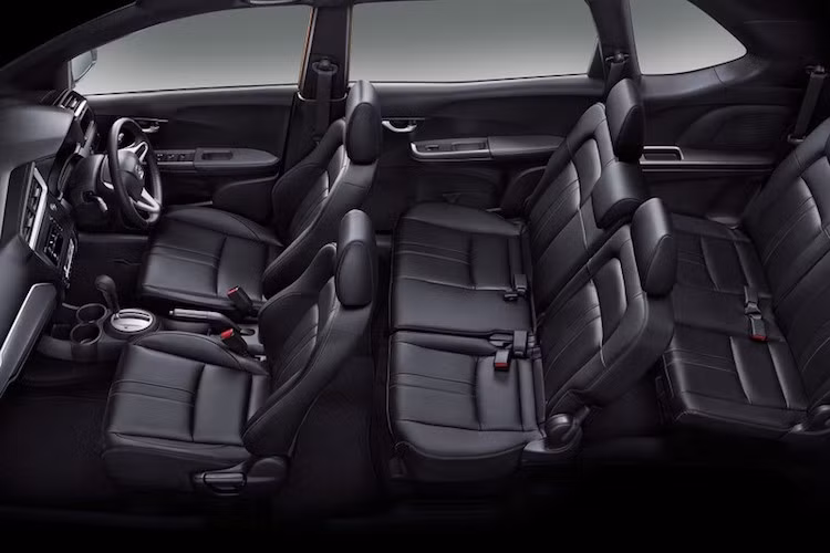 Một số phiên bản cao cấp của xe sẽ có ghế giả da với bề mặt đem tới cảm giác dễ chịu hơn ghế nỉ và hệ thống thông tin giải trí trên bảng điều khiển trung tâm.